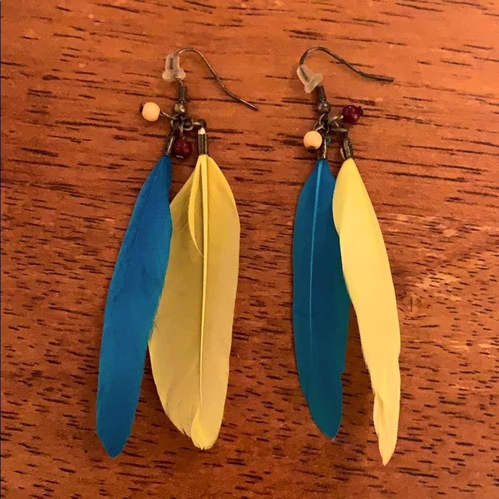 💙💛Feather Accent Earrings!!💛💙